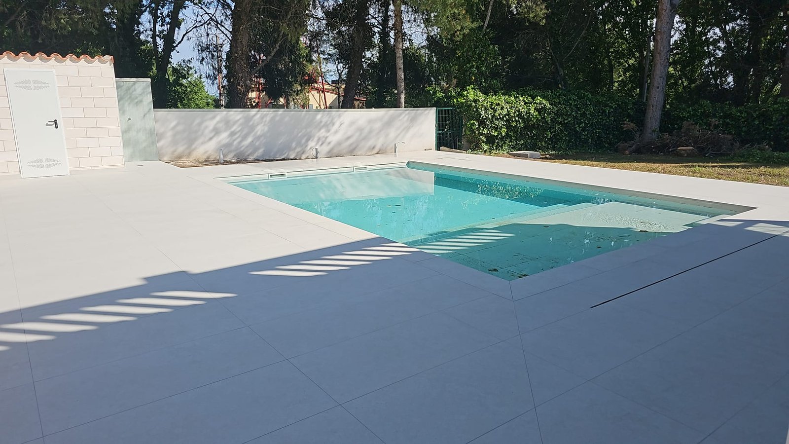 Piscina terminada con solado blanco